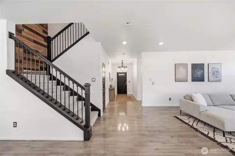 Entry Way - 650 Mckinley St, Enumclaw, WA 98022 photo 2 of 4
