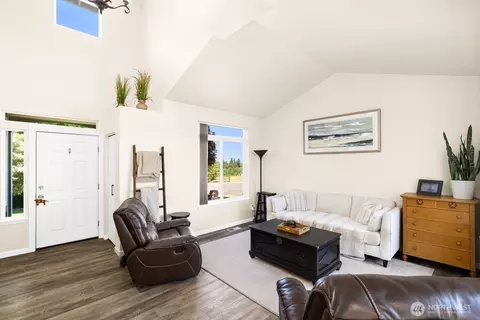 Entry Way - 1959 Highpoint St, Enumclaw, WA 98022 photo 1 of 2