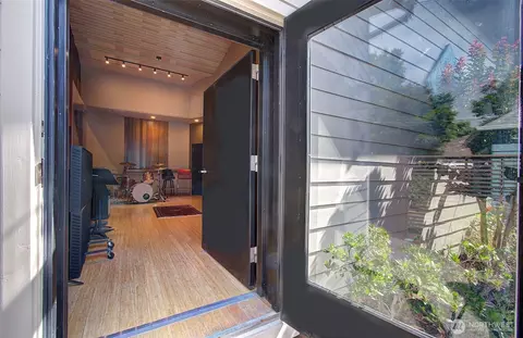 Entry Way - 108 E 35th St, Vancouver, WA 98663 photo 2 of 4