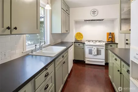 Kitchen - 108 E 35th St, Vancouver, WA 98663 photo 2 of 2