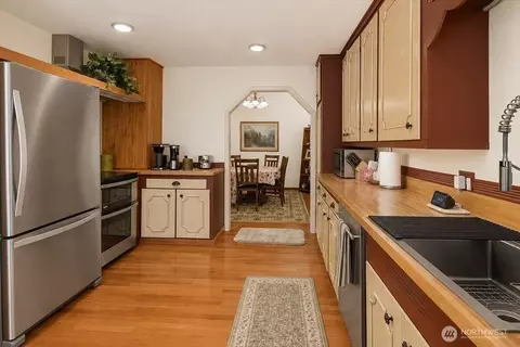 Kitchen - 19711 104th Ave NE, Bothell, WA 98011 photo 3 of 3
