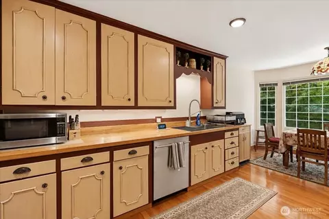 Kitchen - 19711 104th Ave NE, Bothell, WA 98011 photo 2 of 3