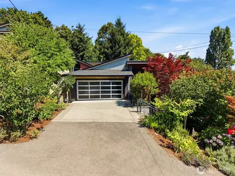 3046 SW Manning St, Seattle, WA 98126