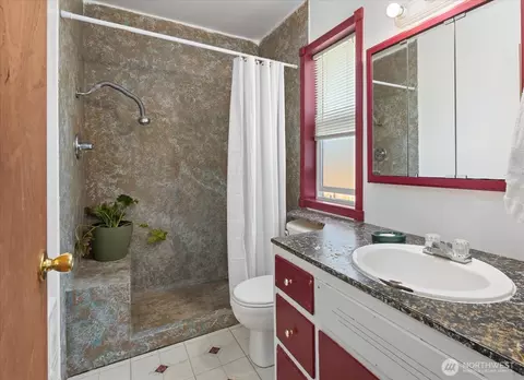 Bath - 9207 Meadow Way, Everett, WA 98208 photo 2 of 2