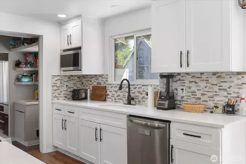 Kitchen - 9207 Meadow Way, Everett, WA 98208 photo 4 of 5