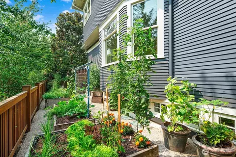 Exterior - 403 18th Ave E, Seattle, WA 98112 photo 9 of 9