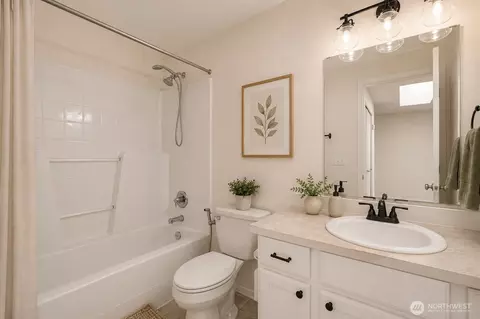 Bath - 3929 152nd Pl SE, Bothell, WA 98012 photo 2 of 4