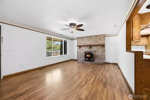 Living - 506 Calistoga St W, Orting, WA 98360 photo 3 of 6