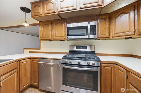 Kitchen - 506 Calistoga St W, Orting, WA 98360 photo 2 of 4