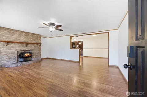 Living - 506 Calistoga St W, Orting, WA 98360 photo 2 of 6