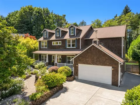 633 Klickitat Pl NE, Bainbridge Island, WA 98110