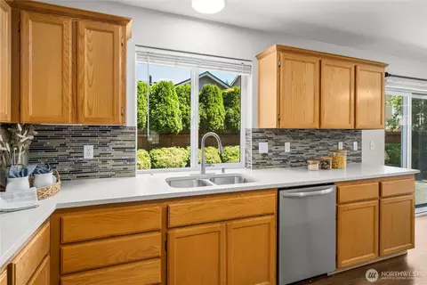 Kitchen - 27610 239th Pl SE, Maple Valley, WA 98038 photo 5 of 5