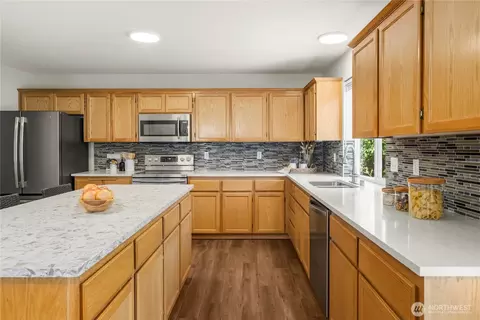 Kitchen - 27610 239th Pl SE, Maple Valley, WA 98038 photo 4 of 5