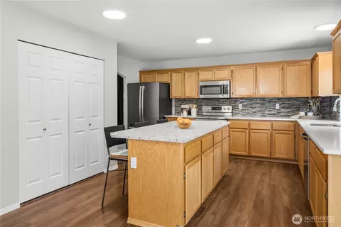 Kitchen - 27610 239th Pl SE, Maple Valley, WA 98038 photo 3 of 5