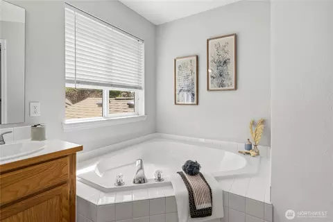 Bath - 27610 239th Pl SE, Maple Valley, WA 98038 photo 3 of 4