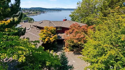 30 Silver Beach Dr, Steilacoom, WA 98388