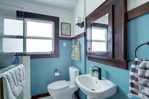 Bath - 4655 Eastern Ave N, Seattle, WA 98103 photo 1 of 4