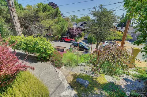 Exterior - 4655 Eastern Ave N, Seattle, WA 98103 photo 9 of 12