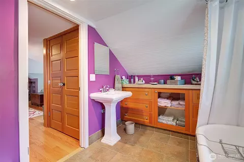 Bath - 4655 Eastern Ave N, Seattle, WA 98103 photo 3 of 4