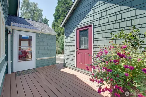 Exterior - 4655 Eastern Ave N, Seattle, WA 98103 photo 3 of 12