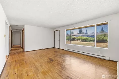 Living - 804 94th St SE, Everett, WA 98208 photo 2 of 3