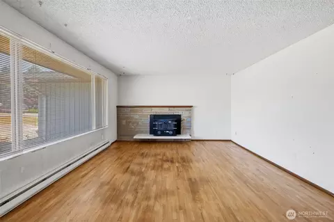 Living - 804 94th St SE, Everett, WA 98208 photo 1 of 3