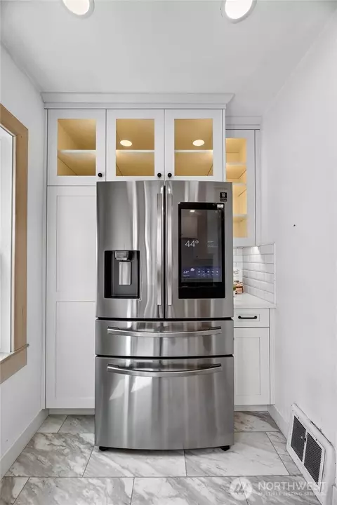 Kitchen - 1318 N 76th St, Seattle, WA 98103 photo 5 of 5