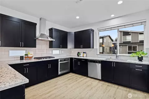 Kitchen - 19210 38th Ave SE, Bothell, WA 98012 photo 2 of 4