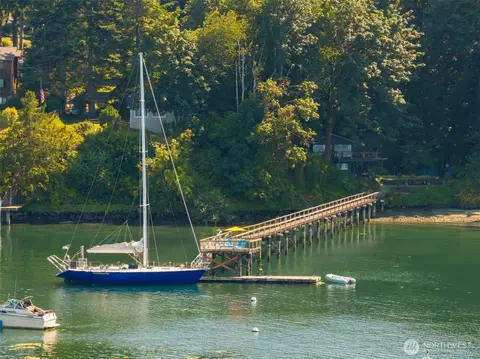 5854 Packard Ln NE, Bainbridge Island, WA 98110