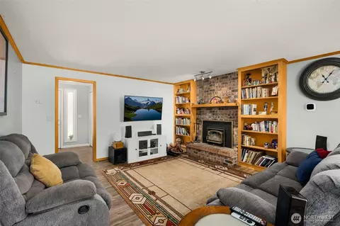Living - 41604 218th Ave SE, Enumclaw, WA 98022 photo 3 of 3