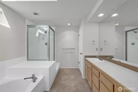 Bath - 2016 Mill Pointe Dr SE, Mill Creek, WA 98012 photo 3 of 4