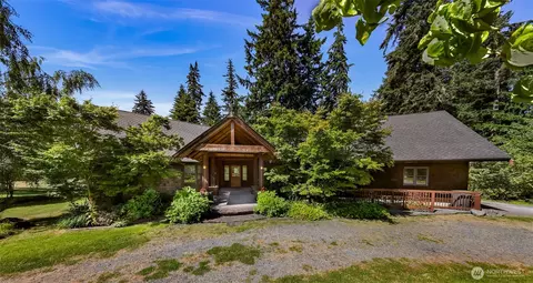 6701 Holst Rd, Clinton, WA 98236