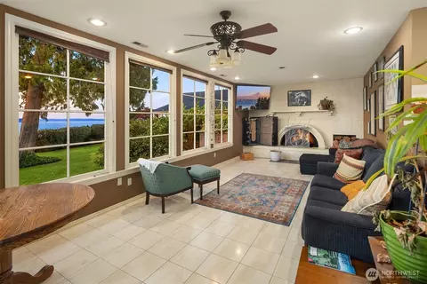 Living - 3727 Shore Ave, Everett, WA 98203 photo 3 of 3