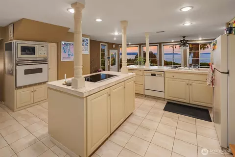 Kitchen - 3727 Shore Ave, Everett, WA 98203 photo 6 of 6