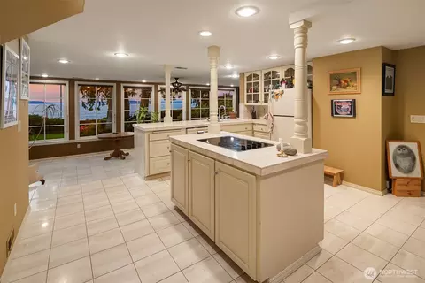 Kitchen - 3727 Shore Ave, Everett, WA 98203 photo 5 of 6