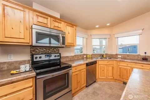 Kitchen - 718 W Heritage Loop, Sequim, WA 98382 photo 3 of 4