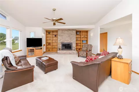 Living - 141 Kiwi Ln, Sequim, WA 98382 photo 3 of 4
