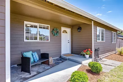 19782 Mosjon Cir NE, Poulsbo, WA 98370