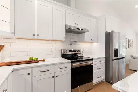 Kitchen - 850 E Vine Maple Ln, Union, WA 98592 photo 6 of 7