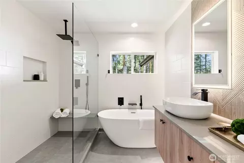 Bath - 850 E Vine Maple Ln, Union, WA 98592 photo 5 of 6