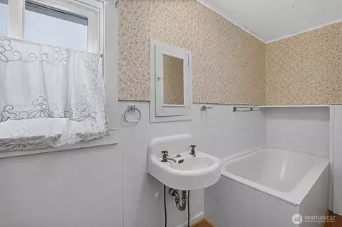 Bath - 231 Spruce St, Ilwaco, WA 98624 photo 2 of 2