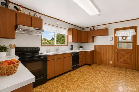 Kitchen - 231 Spruce St, Ilwaco, WA 98624 photo 1 of 2