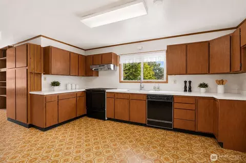 Kitchen - 231 Spruce St, Ilwaco, WA 98624 photo 2 of 2