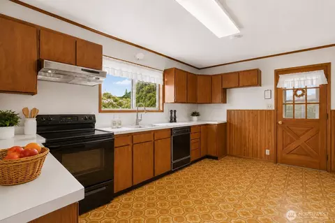 Kitchen - 231 Spruce St, Ilwaco, WA 98624 photo 1 of 2