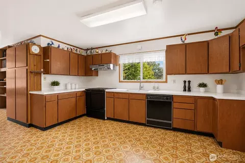 Kitchen - 231 Spruce St, Ilwaco, WA 98624 photo 2 of 2