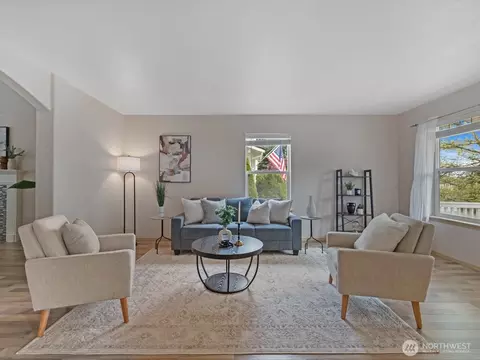 Living - 5304 114th St NE, Everett, WA 98208 photo 2 of 4
