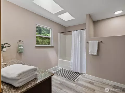 Bath - 5304 114th St NE, Everett, WA 98208 photo 3 of 4