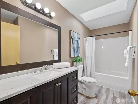 Bath - 5304 114th St NE, Everett, WA 98208 photo 2 of 4