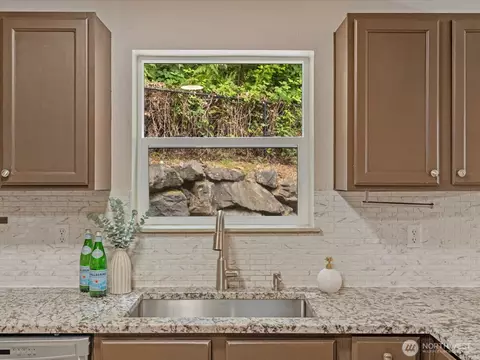 Kitchen - 5304 114th St NE, Everett, WA 98208 photo 3 of 4