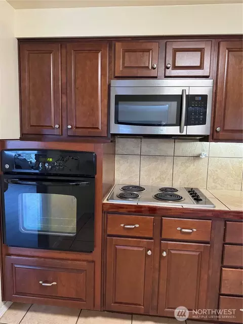 Kitchen - 8930 7th Ave SE, Everett, WA 98208 photo 3 of 3
